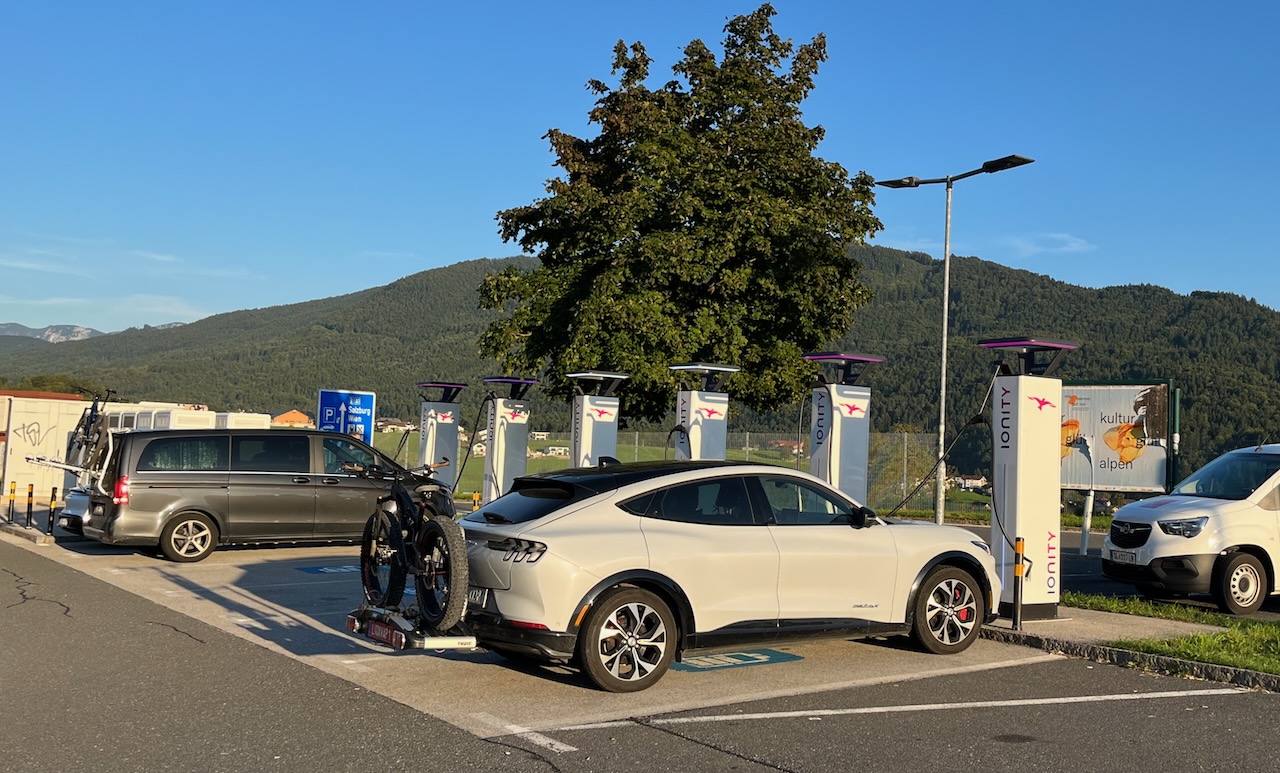 IONITY Schnellladepark bei der Autobahn-Raststätte Mondsee. Foto: Elektroautor.com